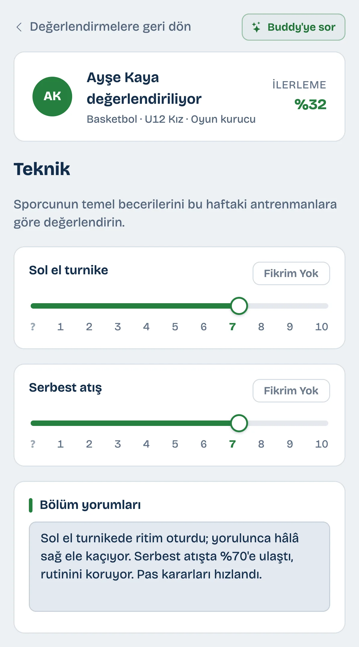 Panelde Ayşe Kaya için değerlendirme formu, Teknik bölümü: sol el turnike 7, serbest atış 7, pas ve oyun görüşü 8 ve antrenörün yorumu